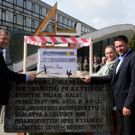 Po letných prázdninách žiakov privítala nová telocvičňa a jedna z najmodernejších školských budov - 20171004_TN_SOS_Stavebna_poklepanie_007r