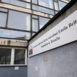 Po letných prázdninách žiakov privítala nová telocvičňa a jedna z najmodernejších školských budov - 20171004_TN_SOS_Stavebna_poklepanie_013r