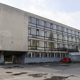Po letných prázdninách žiakov privítala nová telocvičňa a jedna z najmodernejších školských budov - 20171004_TN_SOS_Stavebna_poklepanie_014r