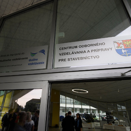 Po letných prázdninách žiakov privítala nová telocvičňa a jedna z najmodernejších školských budov - 20180903_TN_TSK_skoly_081w