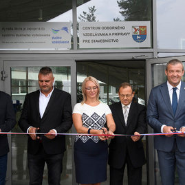 Po letných prázdninách žiakov privítala nová telocvičňa a jedna z najmodernejších školských budov - 20180903_TN_TSK_skoly_110w