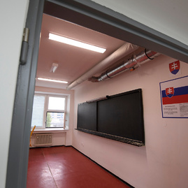 Po letných prázdninách žiakov privítala nová telocvičňa a jedna z najmodernejších školských budov - 20180903_TN_TSK_skoly_135w