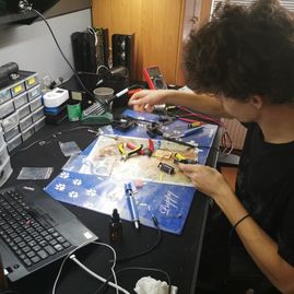 Zväčšiť fotografiu - Poď študovať sklárske remeslo, módu alebo programovanie na spojenú školu do púchova! - na záver roka ešte trochu oslavy. 25 rokov vyučovania odboru mechanik mechatronik na SŠ Púchov svedčí o obľúbenosti odboru, ale aj o jeho uplatnení v živote. Druhák Martin Mikoláš sa zúčastnil aj v tomto roku súťaže Mla