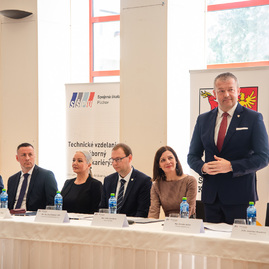 Zväčšiť fotografiu - Podpisom memoranda spečatili prvý krok k vytvoreniu unikátneho kempusu - TSK_EDUTECH podpis memoranda_mini-27
