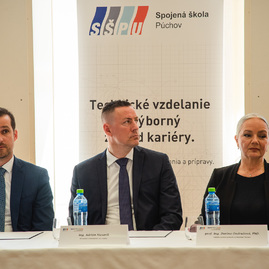 Zväčšiť fotografiu - Podpisom memoranda spečatili prvý krok k vytvoreniu unikátneho kempusu - TSK_EDUTECH podpis memoranda_mini-31