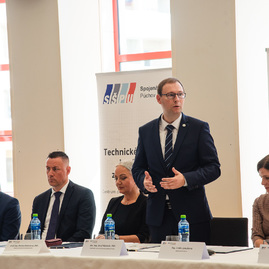 Zväčšiť fotografiu - Podpisom memoranda spečatili prvý krok k vytvoreniu unikátneho kempusu - TSK_EDUTECH podpis memoranda_mini-32
