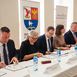 Zväčšiť fotografiu - Podpisom memoranda spečatili prvý krok k vytvoreniu unikátneho kempusu - TSK_EDUTECH podpis memoranda_mini-36