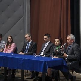 Poslanci rôznych parlamentov sa stretli v prievidzskej škole - beseda13