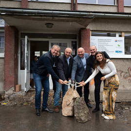 Zväčšiť fotografiu - Považskobystrické gymnázium bude mať dve moderné športoviská - 20220919_PB_Gymnazium_039w