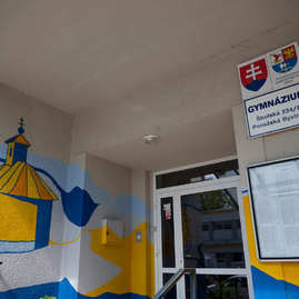 Zväčšiť fotografiu - Považskobystrické gymnázium s novými športoviskami! - 20230522_TSK_088w