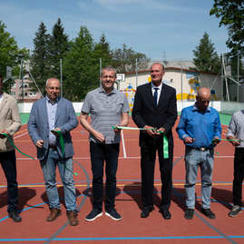 Zväčšiť fotografiu - Považskobystrické gymnázium s novými športoviskami! - 20230522_TSK_096w