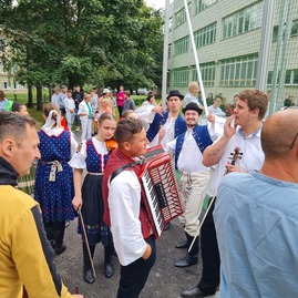 Zväčšiť fotografiu - Považskobystrické školy využívajú nové multifunkčné ihrisko - 20210907_110104