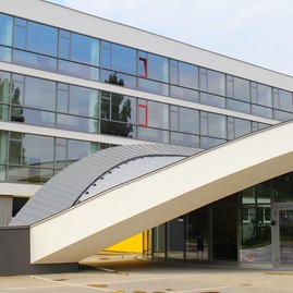 Práce na rekonštrukcii soš e. belluša v trenčíne a výstavbe telocvične športového gymnázia finišujú. akými zmenami od minulého roka prešli? pozrite sa sami! - IMG_9479