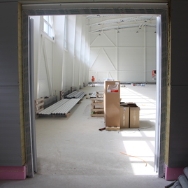 Práce na rekonštrukcii soš e. belluša v trenčíne a výstavbe telocvične športového gymnázia finišujú. akými zmenami od minulého roka prešli? pozrite sa sami! - NOVA_TELOCVICNA_SPORTOVE_GYMNAZIUM_TN (11)