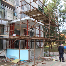 Práce na zateplení jednej z budov soš v handlovej napredujú - IMG_8940