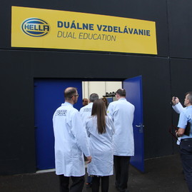 Zväčšiť fotografiu - Pre jedného z najväčších zamestnávateľov v regióne sa vzdeláva 18 dualistov - IMG_5430_zmensena