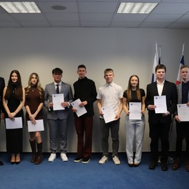 Zväčšiť fotografiu - Predsedníctvo mládežníckeho parlamentu si prevzalo menovacie dekréty - TSK Odovzdávanie dekrétov KMP TSK