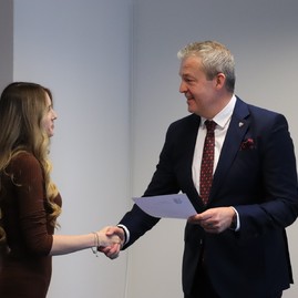 Zväčšiť fotografiu - Predsedníctvo mládežníckeho parlamentu si prevzalo menovacie dekréty - TSK Odovzdávanie dekrétov KMP TSK_10