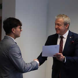 Zväčšiť fotografiu - Predsedníctvo mládežníckeho parlamentu si prevzalo menovacie dekréty - TSK Odovzdávanie dekrétov KMP TSK_11