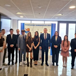 Zväčšiť fotografiu - Predsedníctvo mládežníckeho parlamentu si prevzalo menovacie dekréty - TSK Odovzdávanie dekrétov KMP TSK_13