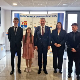 Zväčšiť fotografiu - Predsedníctvo mládežníckeho parlamentu si prevzalo menovacie dekréty - TSK Odovzdávanie dekrétov KMP TSK_14