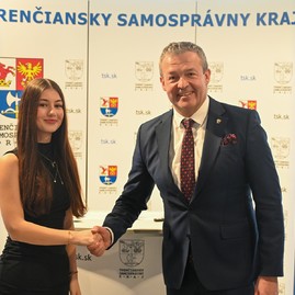Zväčšiť fotografiu - Predsedníctvo mládežníckeho parlamentu si prevzalo menovacie dekréty - TSK Odovzdávanie dekrétov KMP TSK_15