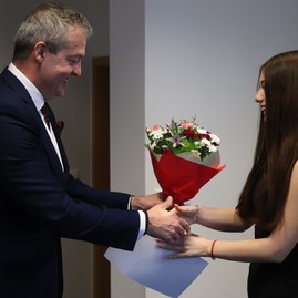 Zväčšiť fotografiu - Predsedníctvo mládežníckeho parlamentu si prevzalo menovacie dekréty - TSK Odovzdávanie dekrétov KMP TSK_2