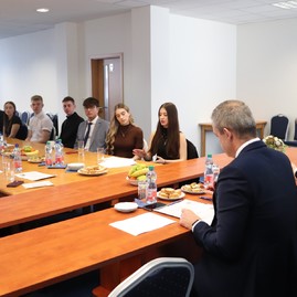 Zväčšiť fotografiu - Predsedníctvo mládežníckeho parlamentu si prevzalo menovacie dekréty - TSK Odovzdávanie dekrétov KMP TSK_6