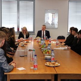 Zväčšiť fotografiu - Predsedníctvo mládežníckeho parlamentu si prevzalo menovacie dekréty - TSK Odovzdávanie dekrétov KMP TSK_7