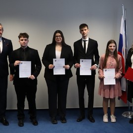 Zväčšiť fotografiu - Predsedníctvo mládežníckeho parlamentu si prevzalo menovacie dekréty - Tsk odovzdavanie dekretov kmp tsk 9