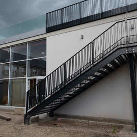 Zväčšiť fotografiu - Púchovské gymnázium s originálnym športoviskom - 20230522_TSK_192w