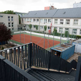 Zväčšiť fotografiu - Púchovské gymnázium s originálnym športoviskom - 20230522_TSK_205w