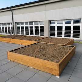 Zväčšiť fotografiu - Púchovské gymnázium s originálnym športoviskom - 4 zvysene zahony 10m2