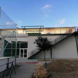 Zväčšiť fotografiu - Púchovské gymnázium s originálnym športoviskom - celkovy pohlad so schodiskom