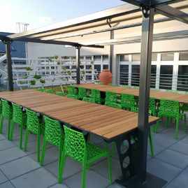 Zväčšiť fotografiu - Púchovské gymnázium s originálnym športoviskom - exterierova ucebna pre 28 ziakov