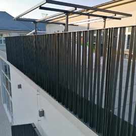 Zväčšiť fotografiu - Púchovské gymnázium s originálnym športoviskom - pohlad z boku