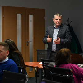 Zväčšiť fotografiu - Rokovali o zavádzaní nových odborov na župných stredných školách - TSK_Krajska rada pre OVP_mini (5)
