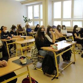 Zväčšiť fotografiu - Rozhodnutie hygienikov zatvorí od pondelka stredné školy v týchto okresoch - Archivna_foto_TSK