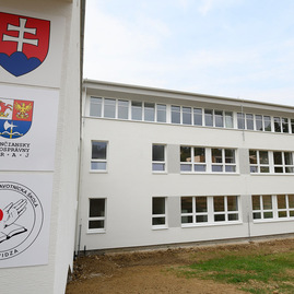 Zväčšiť fotografiu - Rozhodnutie hygienikov zatvorí od pondelka stredné školy v týchto okresoch - ilustrak