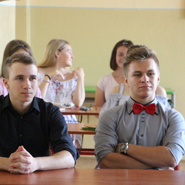 S vysvedčeniami v rukách sa študenti župných stredných škôl vydali na dvojmesačné prázdniny - IMG_6616