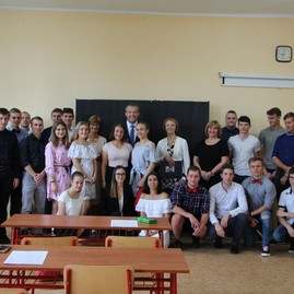 S vysvedčeniami v rukách sa študenti župných stredných škôl vydali na dvojmesačné prázdniny - IMG_6782