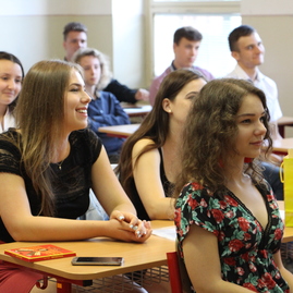 S vysvedčeniami v rukách sa študenti župných stredných škôl vydali na dvojmesačné prázdniny - IMG_6838