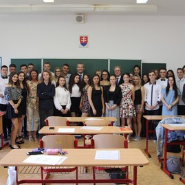 S vysvedčeniami v rukách sa študenti župných stredných škôl vydali na dvojmesačné prázdniny - IMG_6965