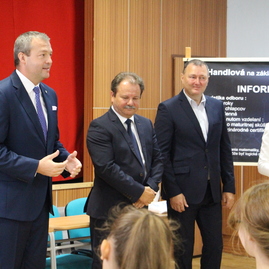 S vysvedčeniami v rukách sa študenti župných stredných škôl vydali na dvojmesačné prázdniny - IMG_7031