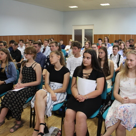 S vysvedčeniami v rukách sa študenti župných stredných škôl vydali na dvojmesačné prázdniny - IMG_7036