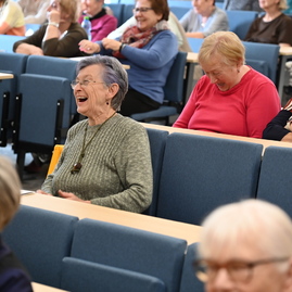 Zväčšiť fotografiu - Seniori na univerzite potvrdzujú, že chuť vzdelávať sa nemá vekové hranice