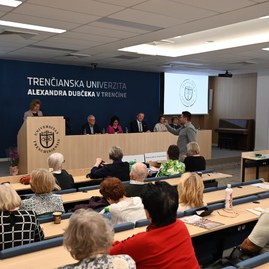 Zväčšiť fotografiu - Seniori na univerzite potvrdzujú, že chuť vzdelávať sa nemá vekové hranice