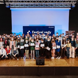 Zväčšiť fotografiu - Šikovní vedci rastú aj v trenčianskom kraji - FVAT_vsetci