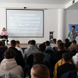 Zväčšiť fotografiu - Škola podporuje študentov k efektívnemu, no i kritickému využívaniu umelej inteligencie