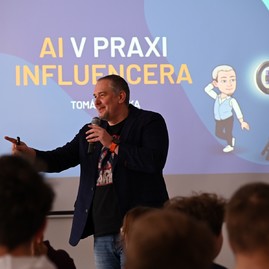 Zväčšiť fotografiu - Škola podporuje študentov k efektívnemu, no i kritickému využívaniu umelej inteligencie